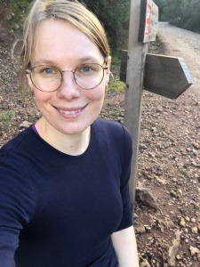 Katja står på vandrerute
